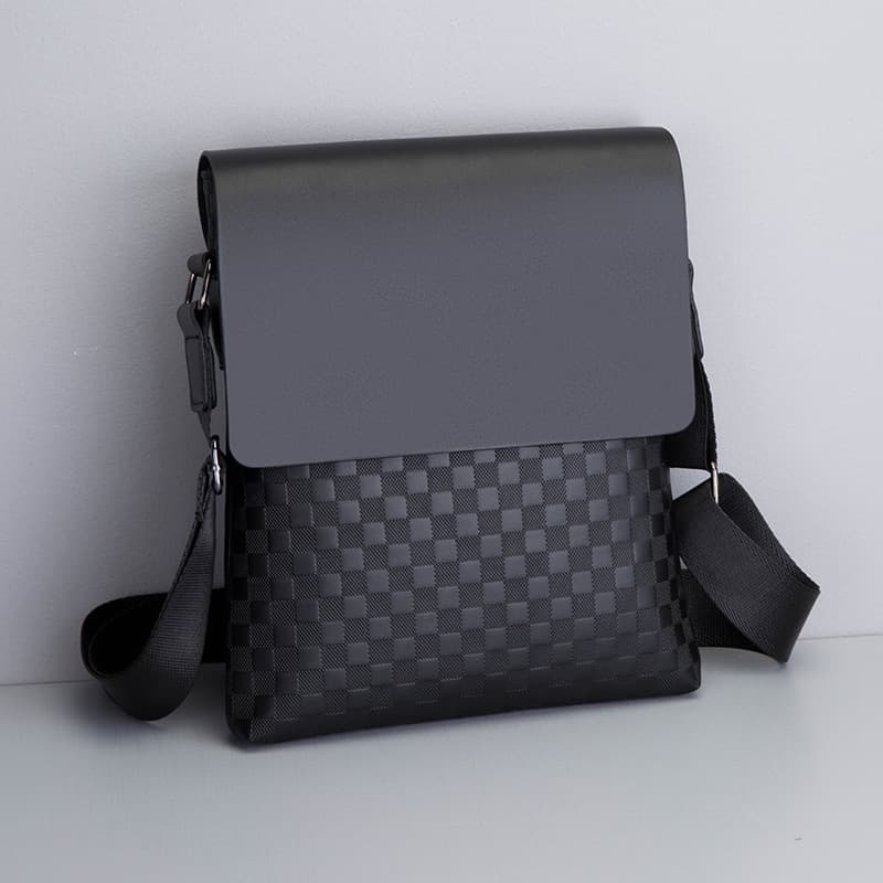 Bolsa mensajera de cuero para hombre con patrón cuadros
