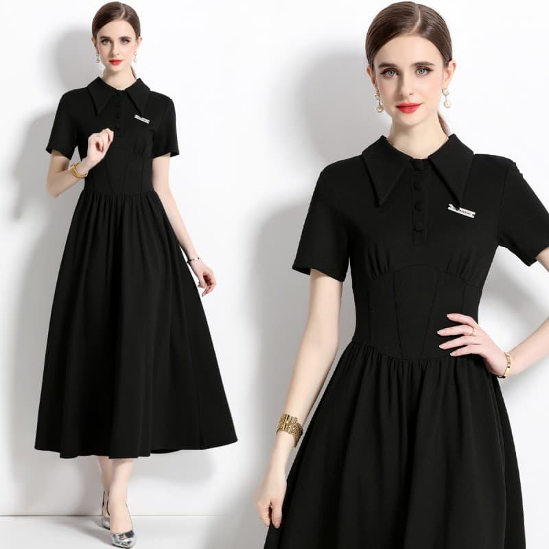 Vestido negro con cuello polo y cintura alta