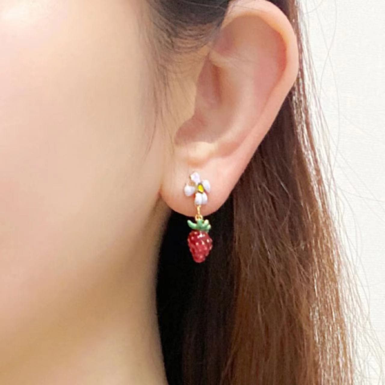 Aretes de tuerca con fresa y flor para mujer