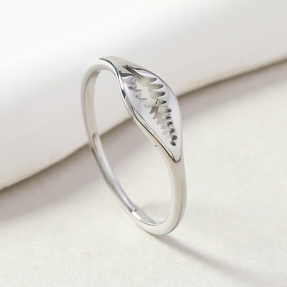 Anillo calado de acero inoxidable con motivo de hojas