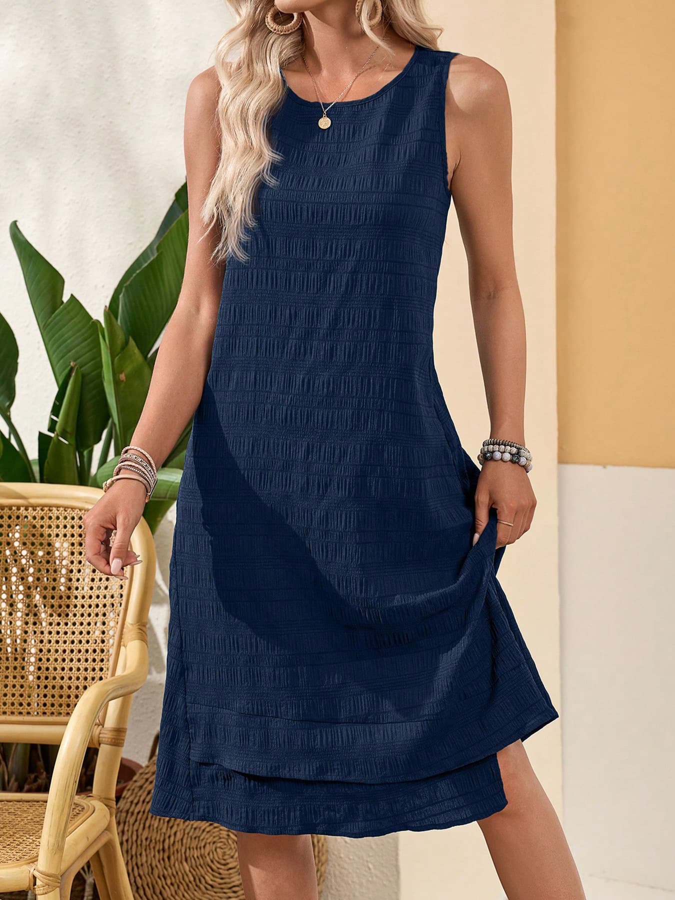 Vestido sin mangas azul marino de cuello redondo