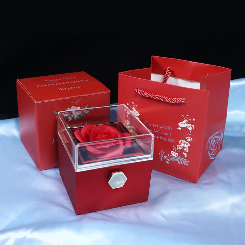Caja de regalo con rosa preservada y joyero
