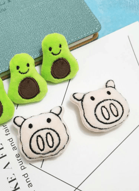 Broche de peluche estilo caricatura