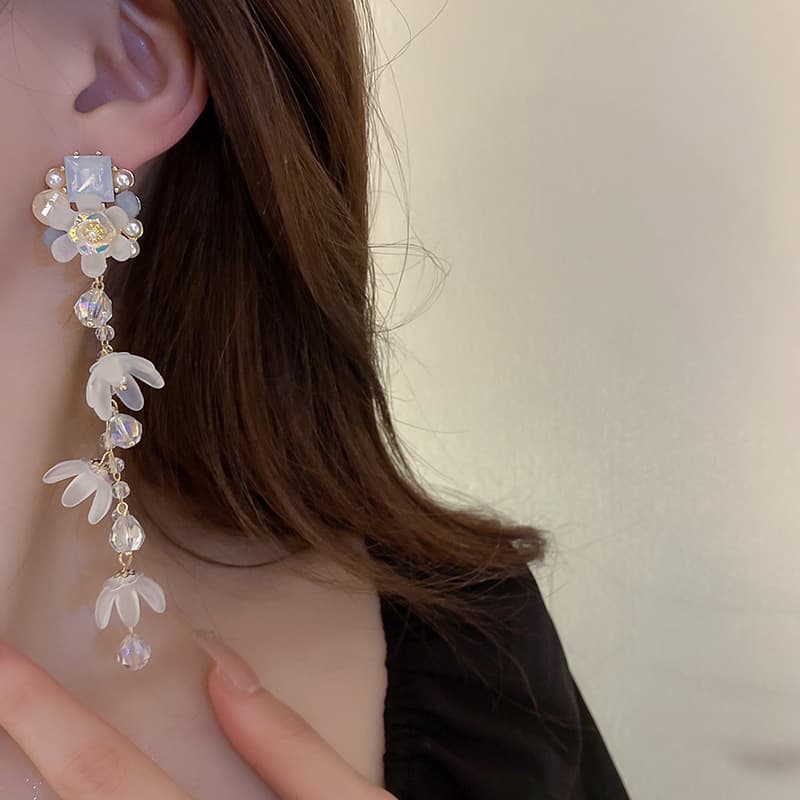 Aretes largos de plata esterlina con perlas y cristales