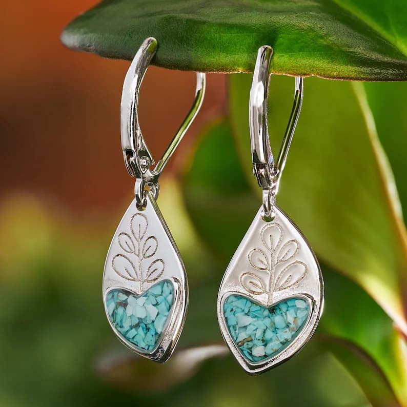 Aretes retro de resina azul con hojas y grietas de hielo