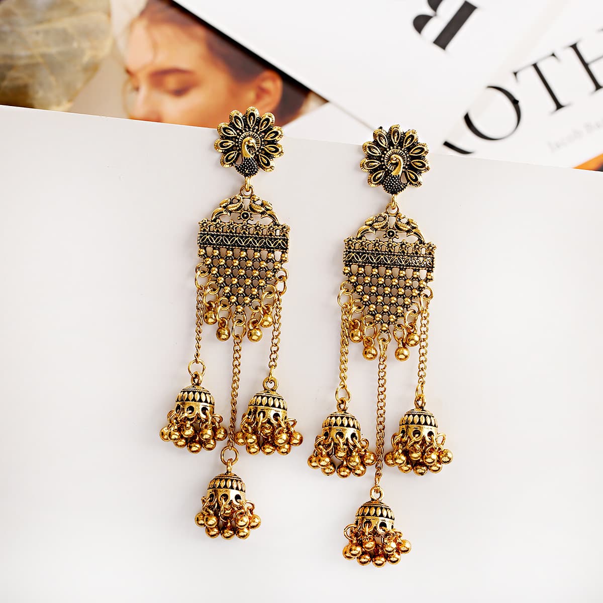 Aretes largos étnicos con campanas huecas estilo bohemio