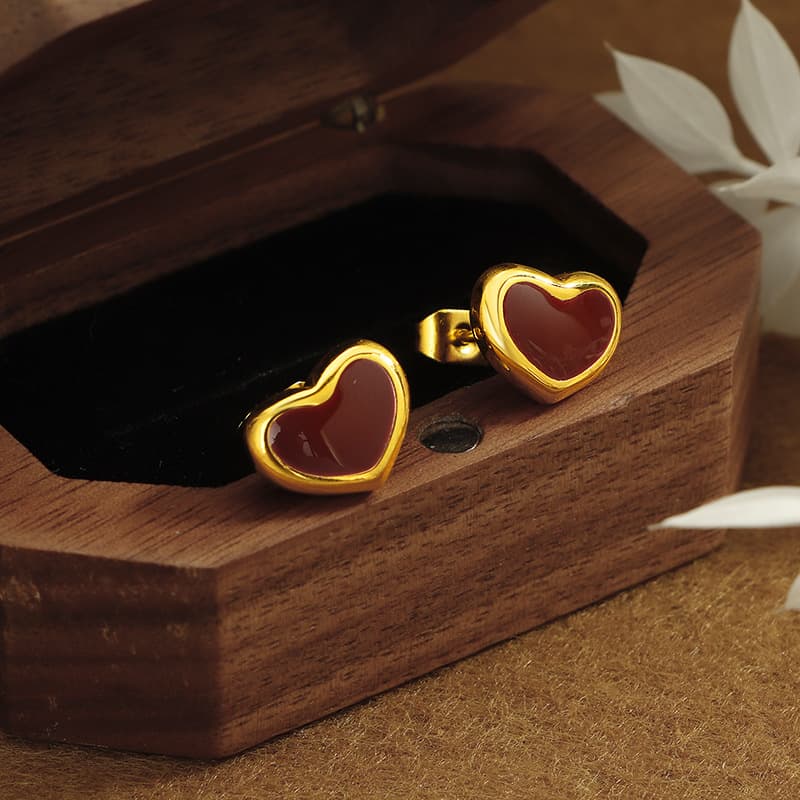 Aretes de titanio corazón rojo vino sin desvanecimiento