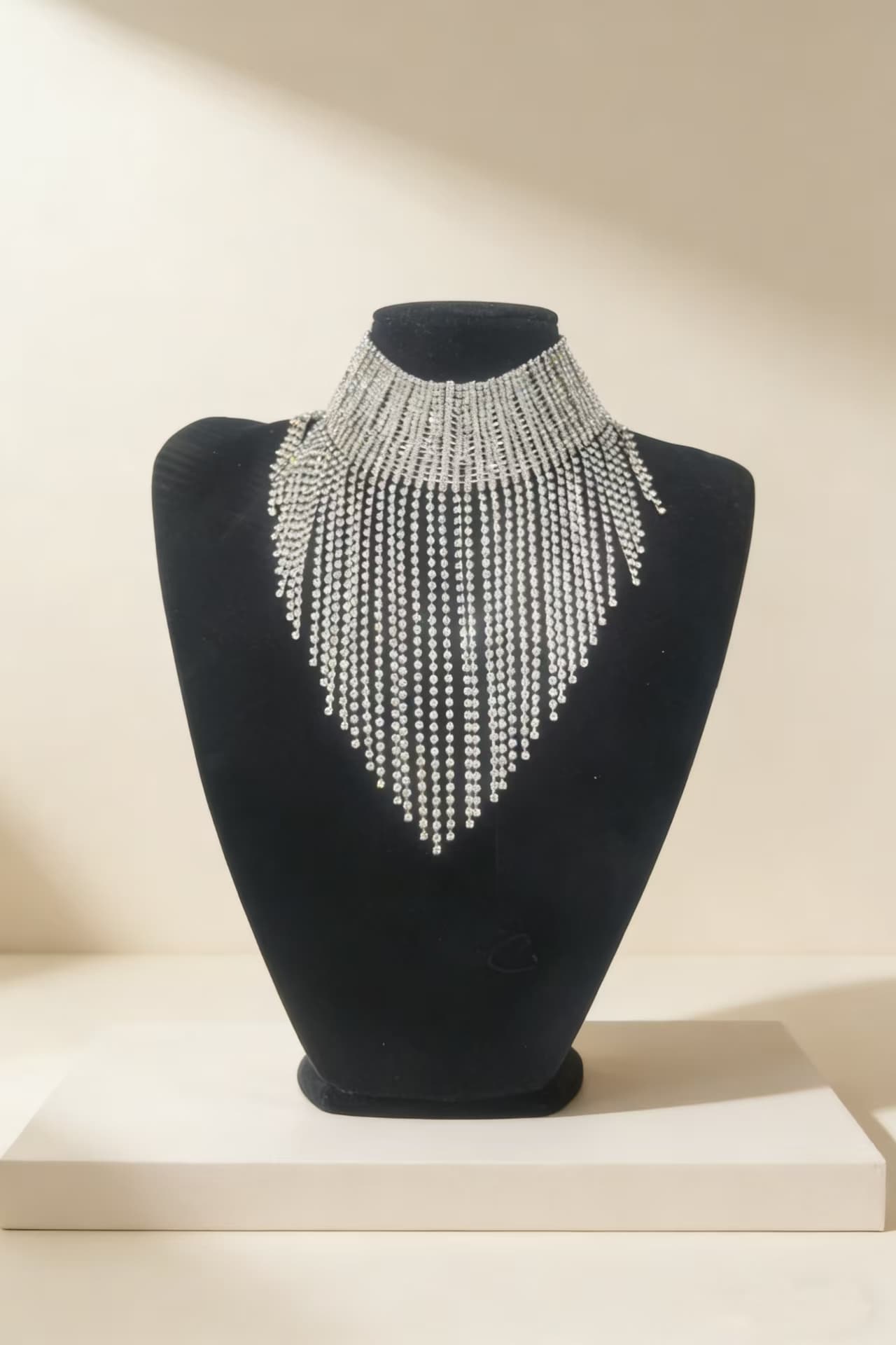 Gargantilla de cristal con borlas elegante