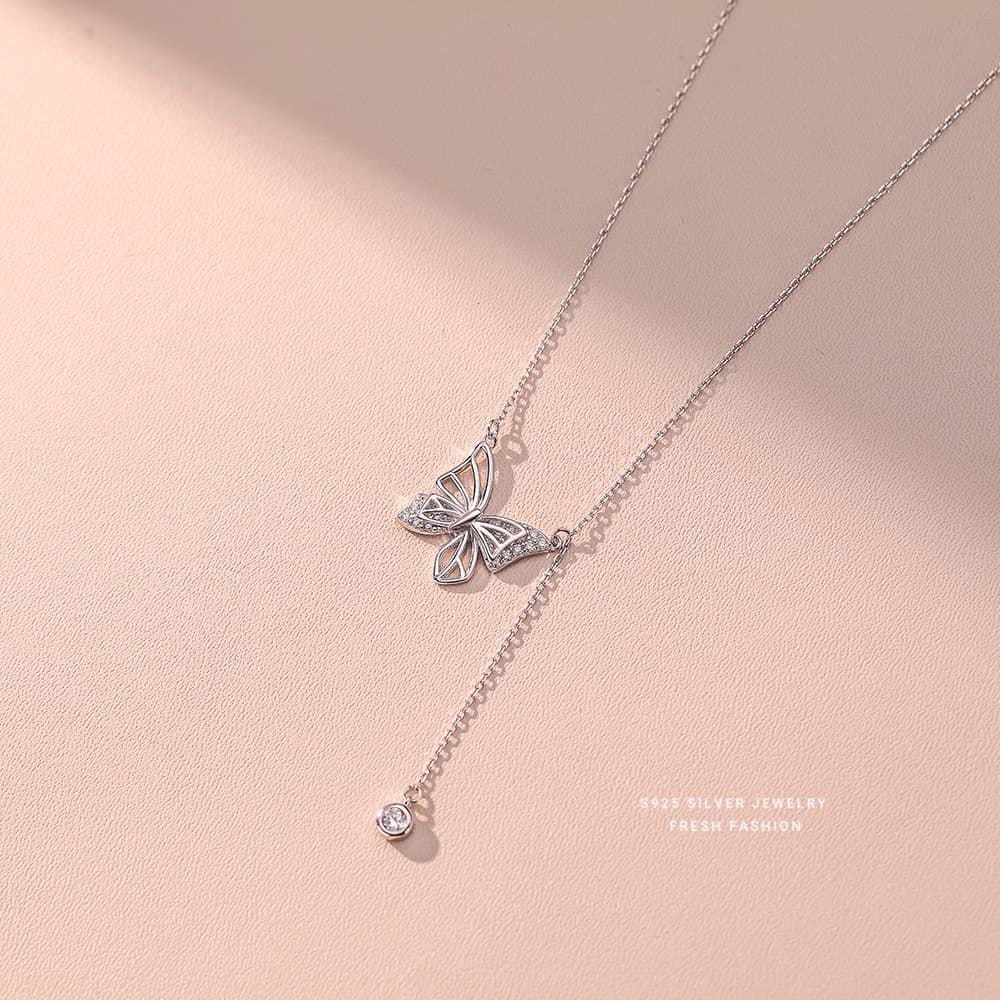 Collar de plata con mariposa hueca y colgante diamante