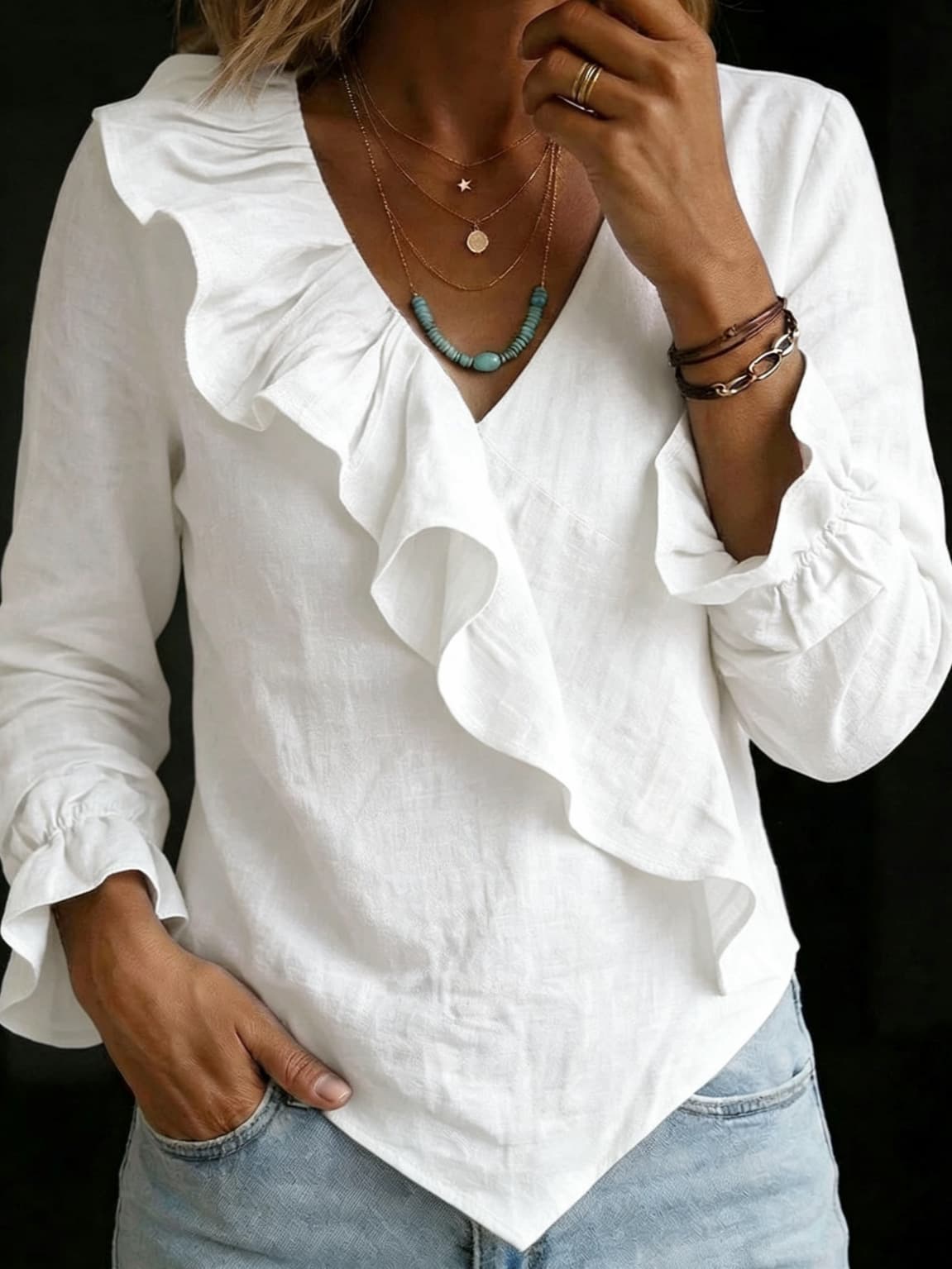 Blusa de algodón y lino con cuello V fruncido y mangas acampanadas para mujer