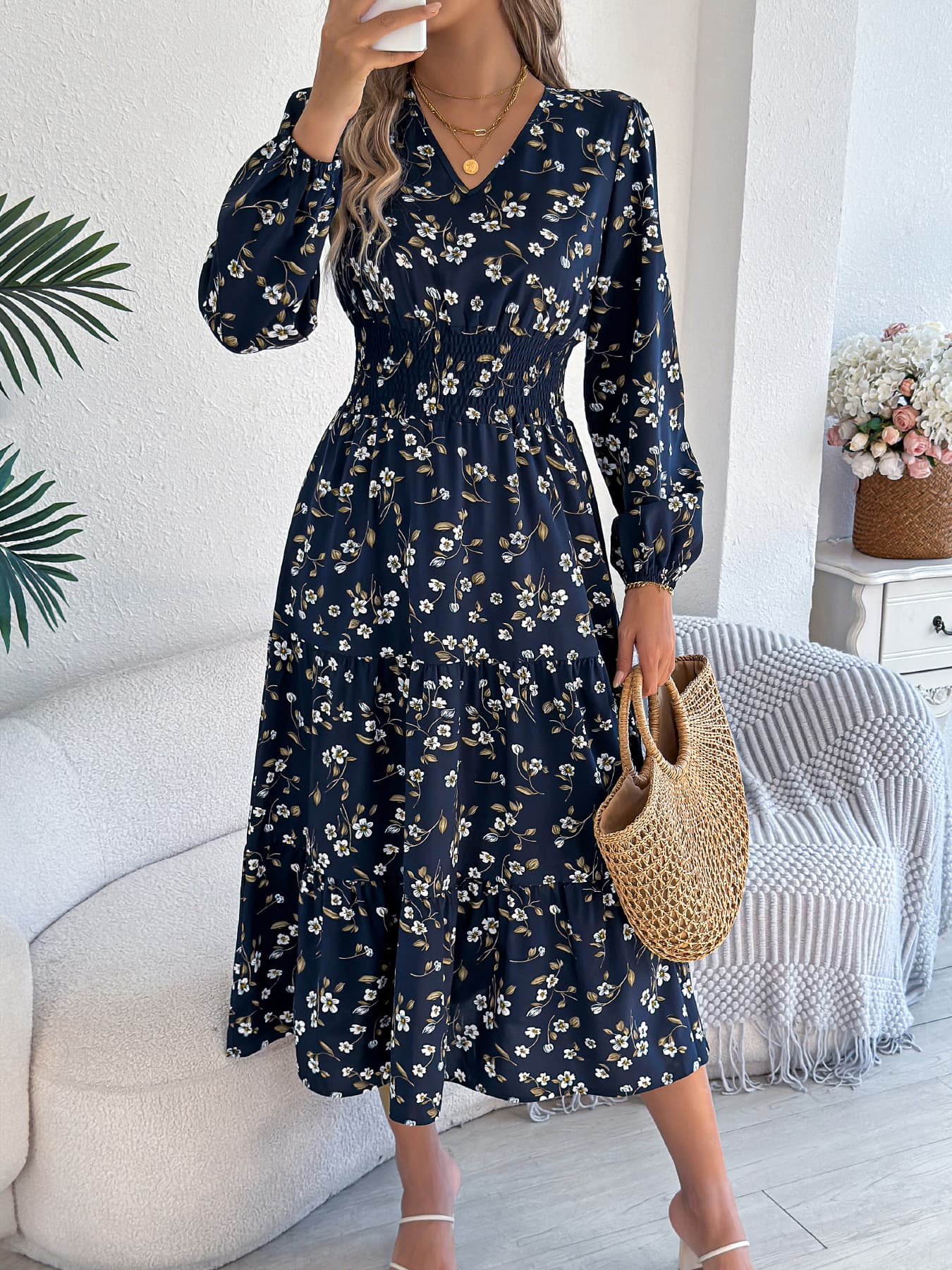 Vestido evasé elegante de flores con cuello V y mangas largas