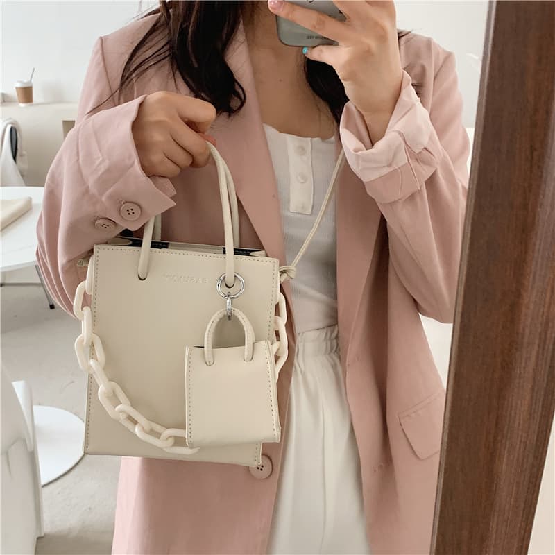 Bolsa de hombro grande con cadena gruesa
