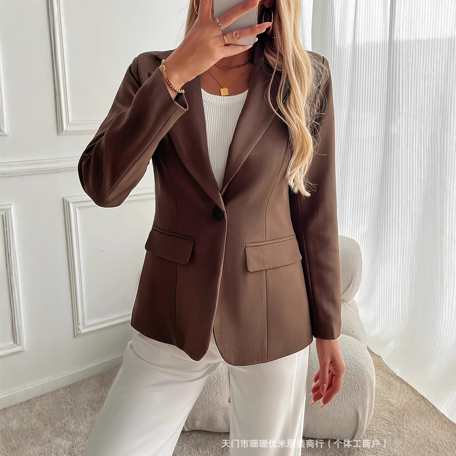 Chaqueta elegante de cuello polo con corte ajustado
