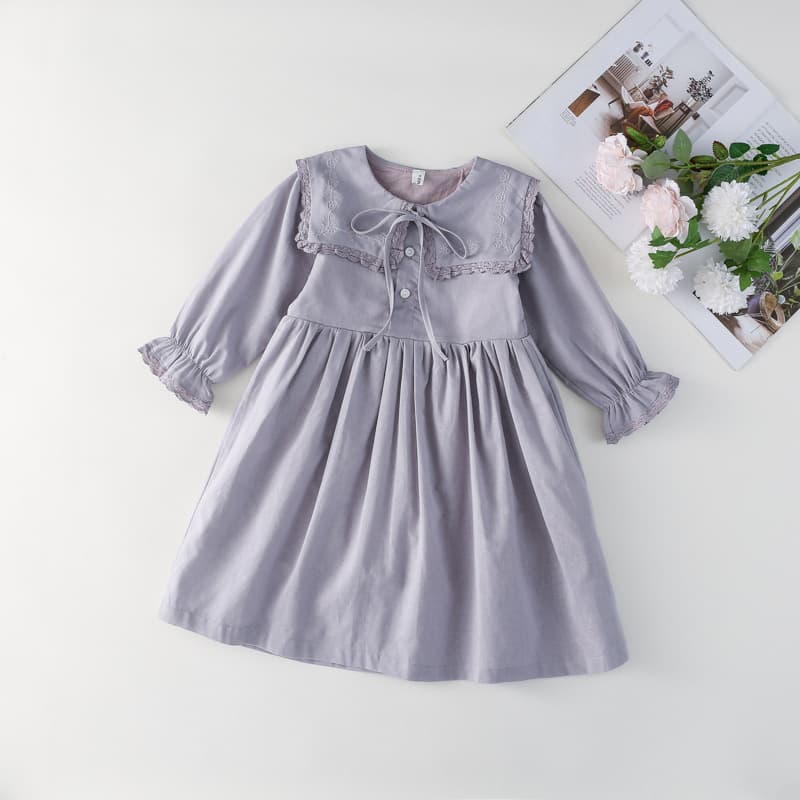 Vestido para niña con collar de encaje bordado