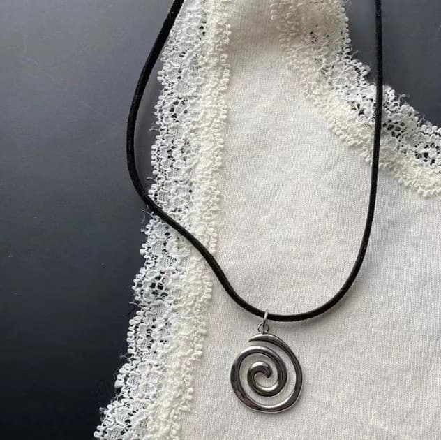 Collar vintage tejido en cuero con hilo