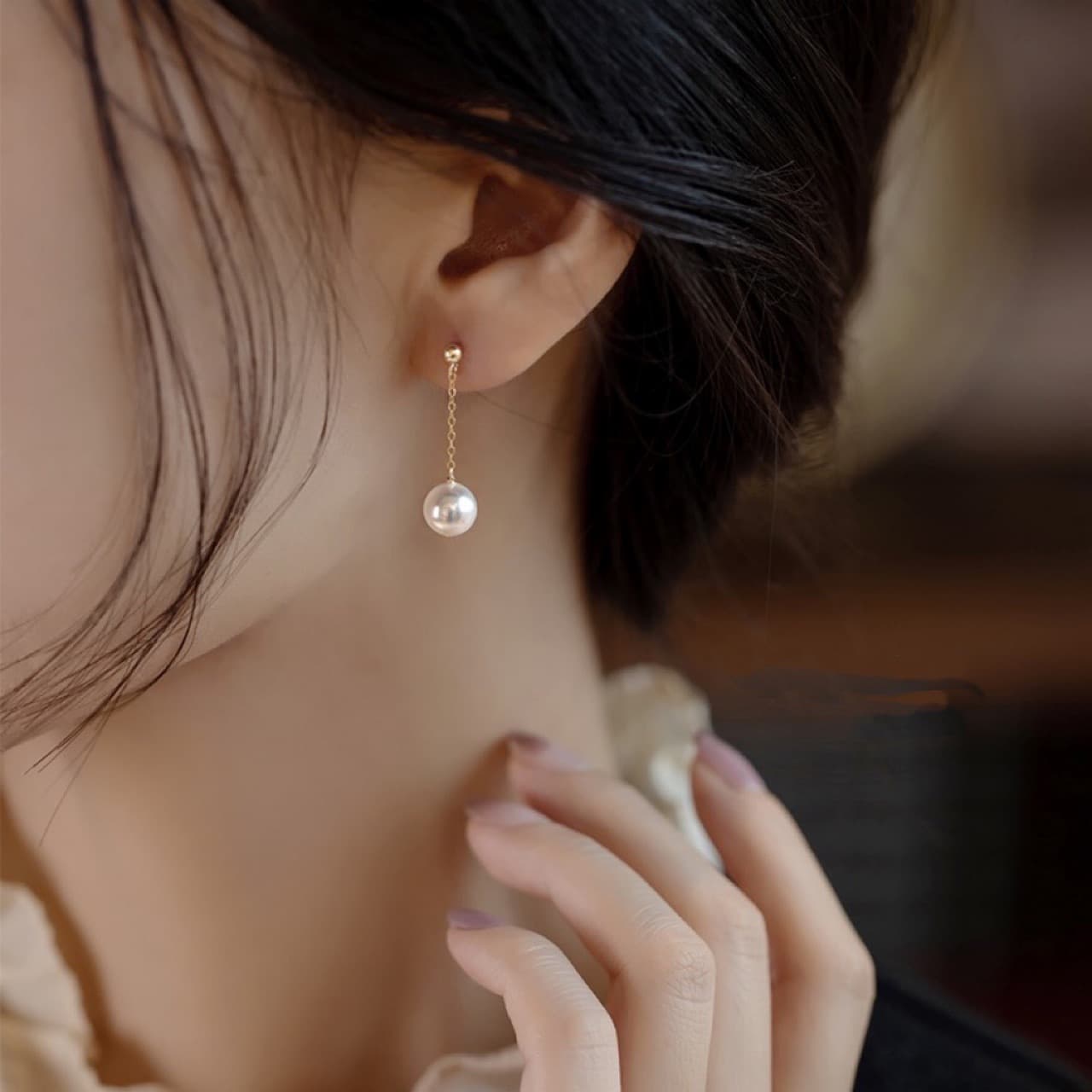 Aretes de perla con acabado plateado 14K, diseño simple