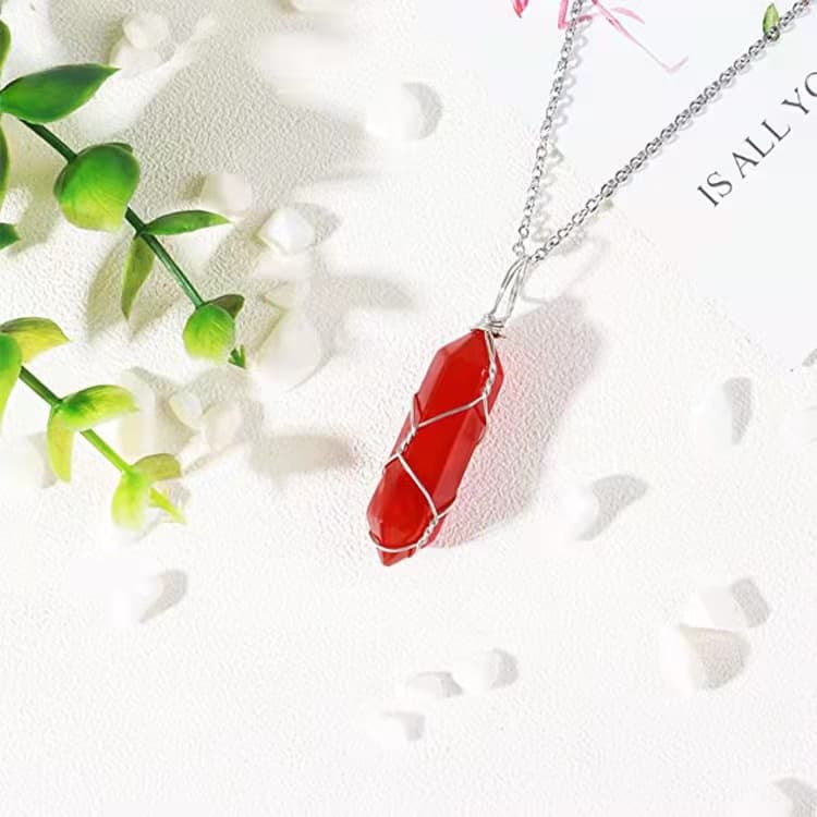Collar cristal rojo hexagonal con envoltura cobre y cadena