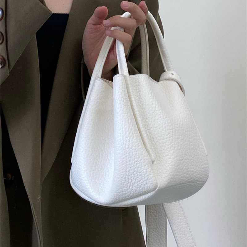 Bolso estilo cubo de cuero suave