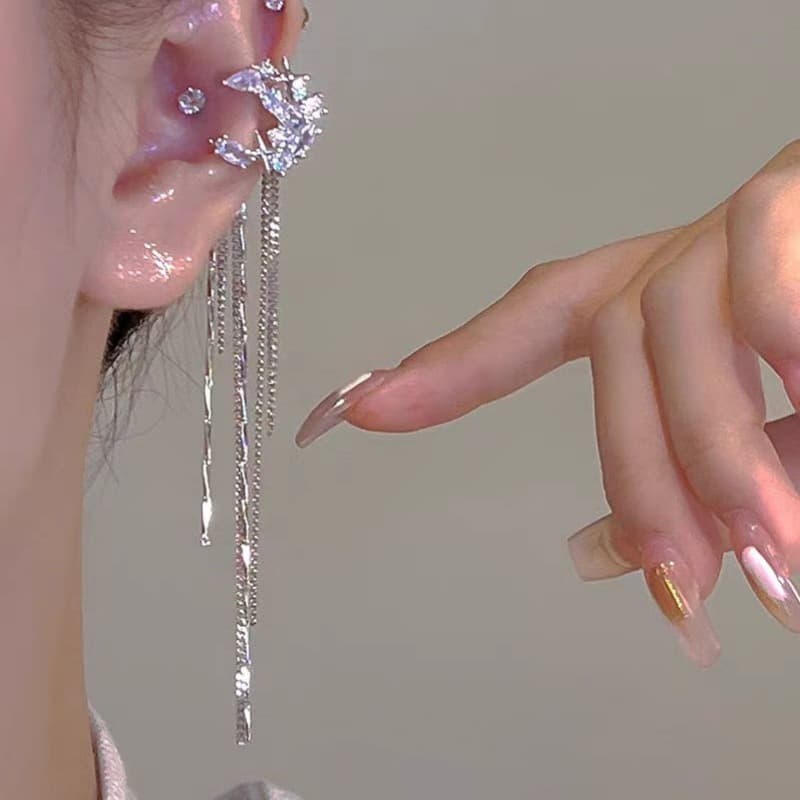 Aretes clip sin piercing con luna y borla de zirconia