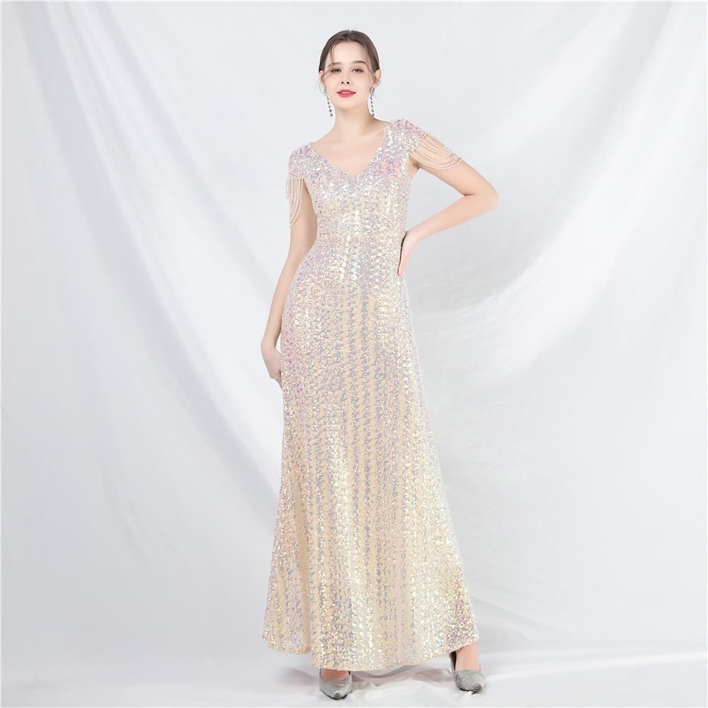 Vestido con falda acampanada y detalles de lentejuelas
