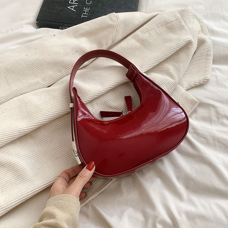 Bolso de mujer en cuero patente color rojo