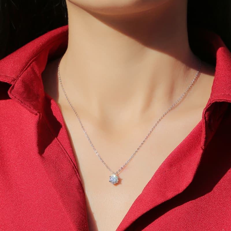 Collar de colgante con seis garras