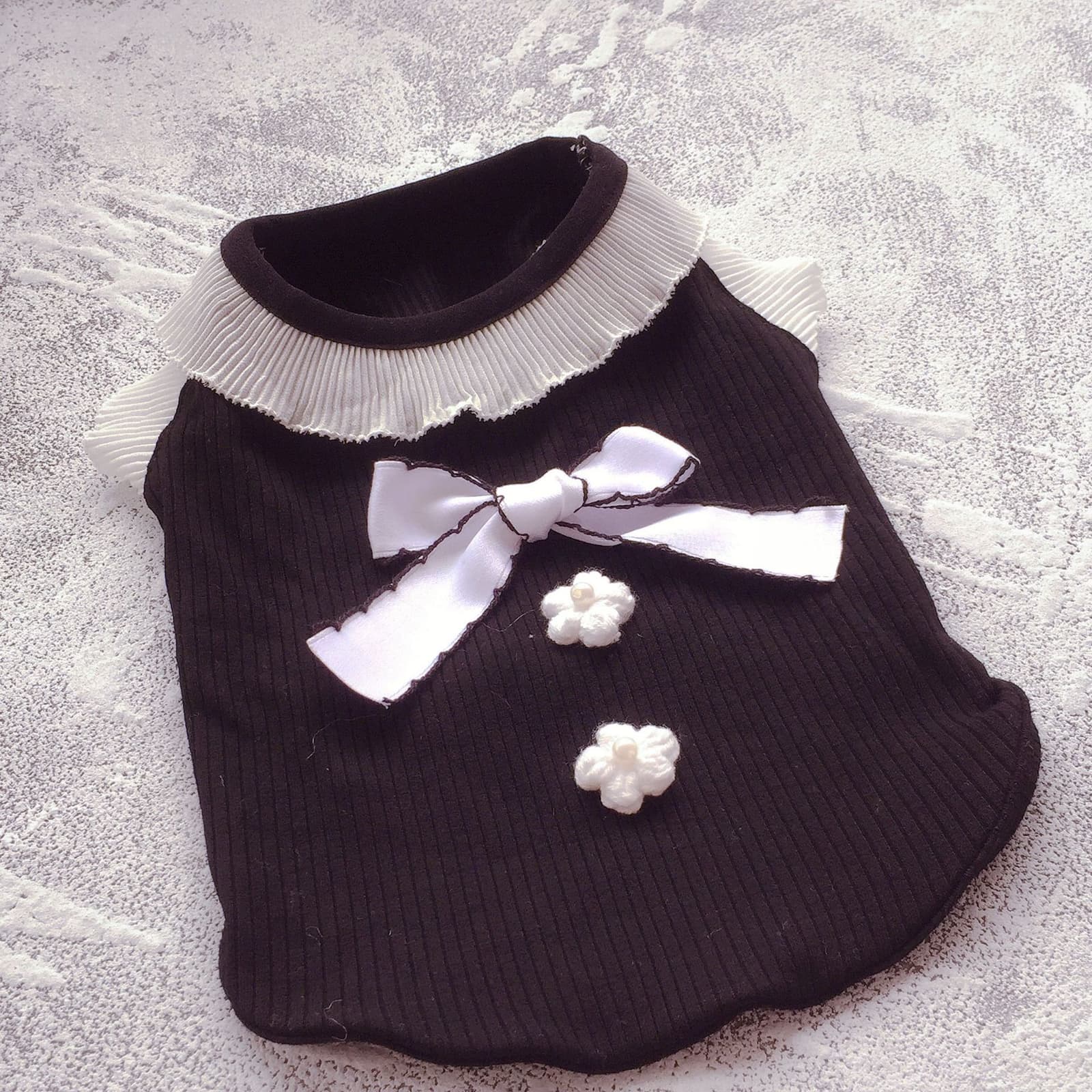 Chaleco con lazo negro y blanco para perro