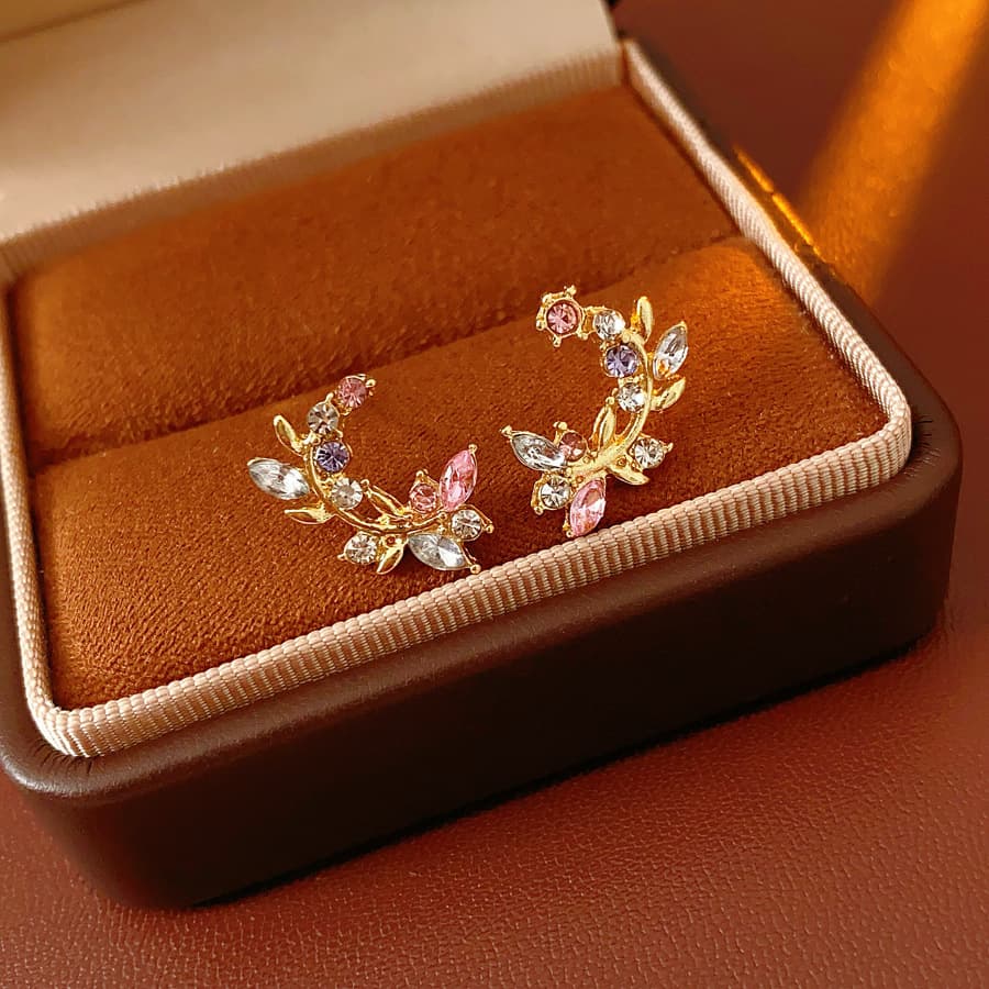 Pequeños aretes de plata esterlina 925 con diseño floral