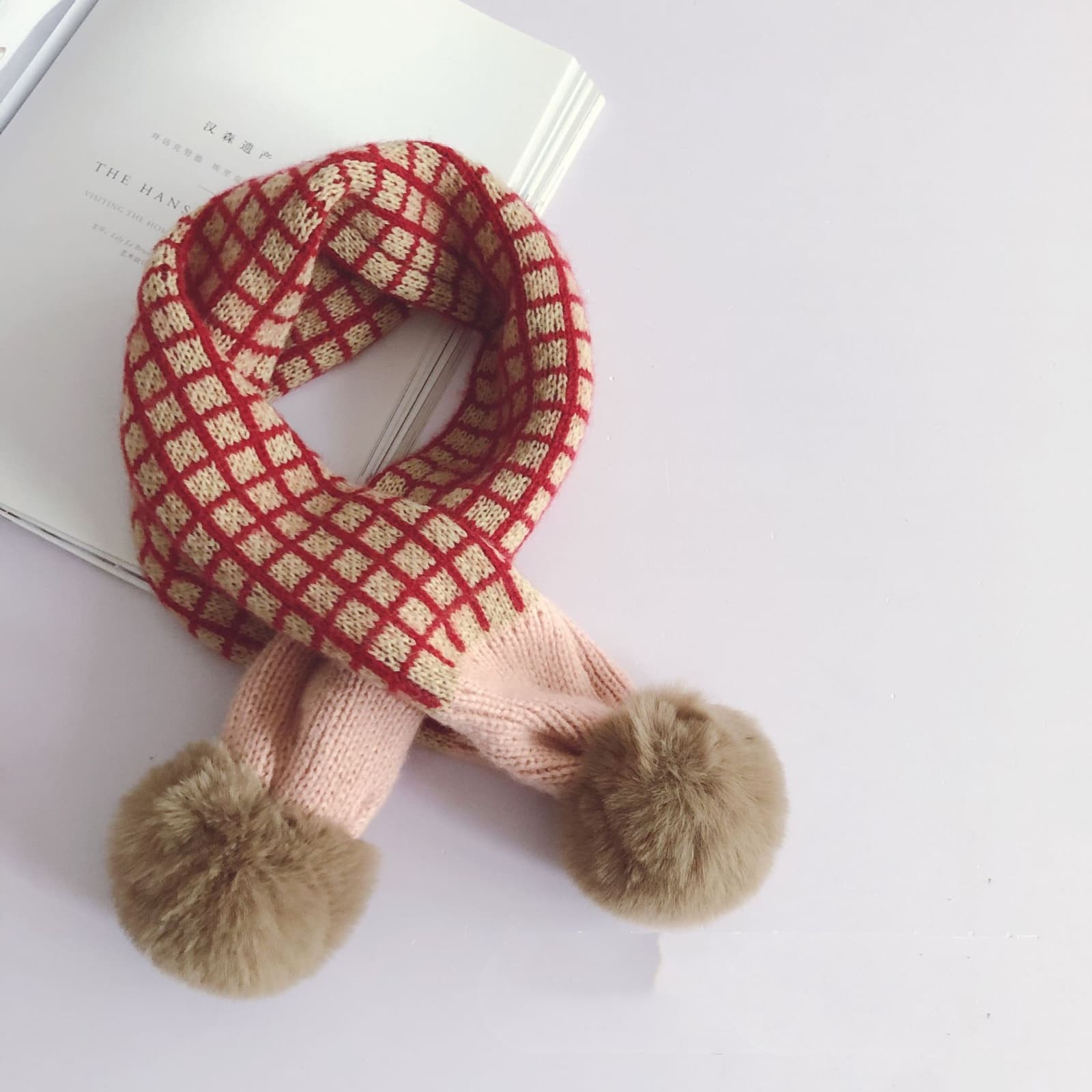 Bufanda infantil acogedora con bola de peluche