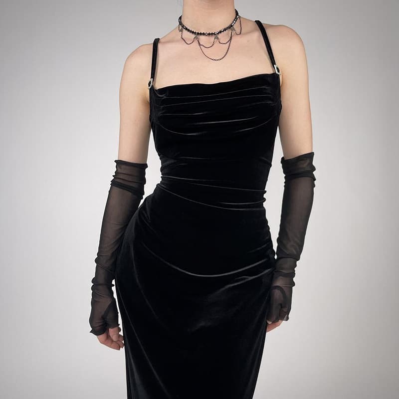 Vestido de terciopelo sin espalda tipo tirante