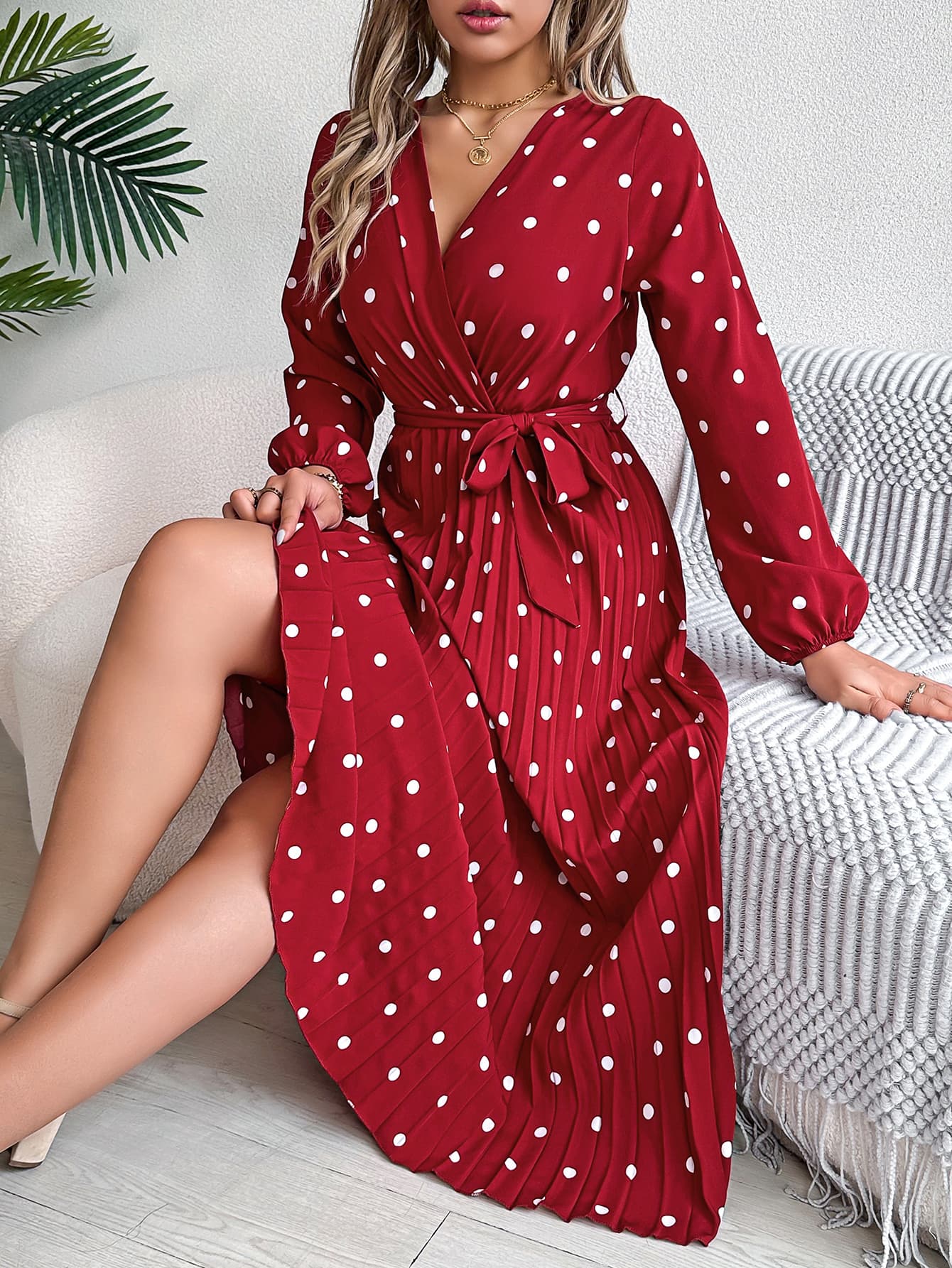 Vestido maxi elegante con cuello en V y lunares