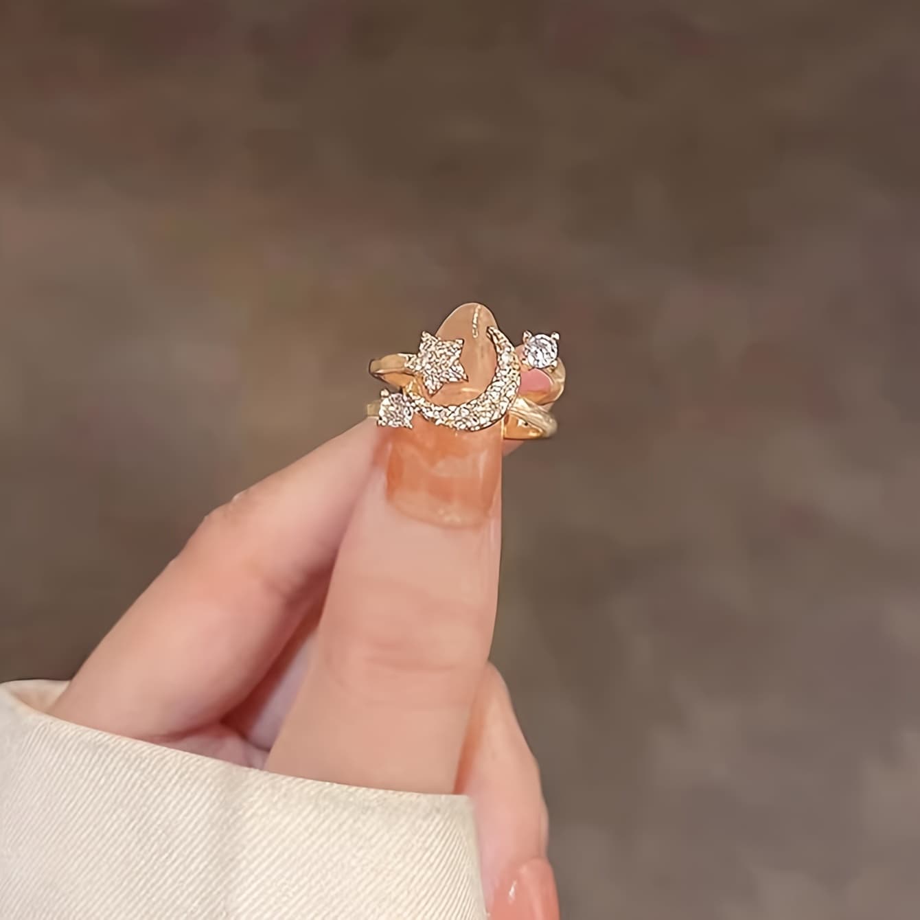 Anillo chic de estrás con luna y estrella minimalista