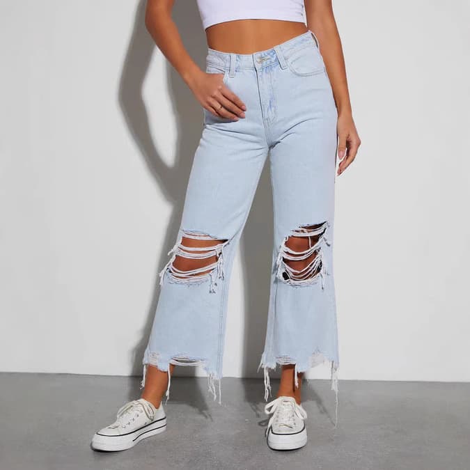 Jeans cropped sueltos con rasgaduras a media cintura