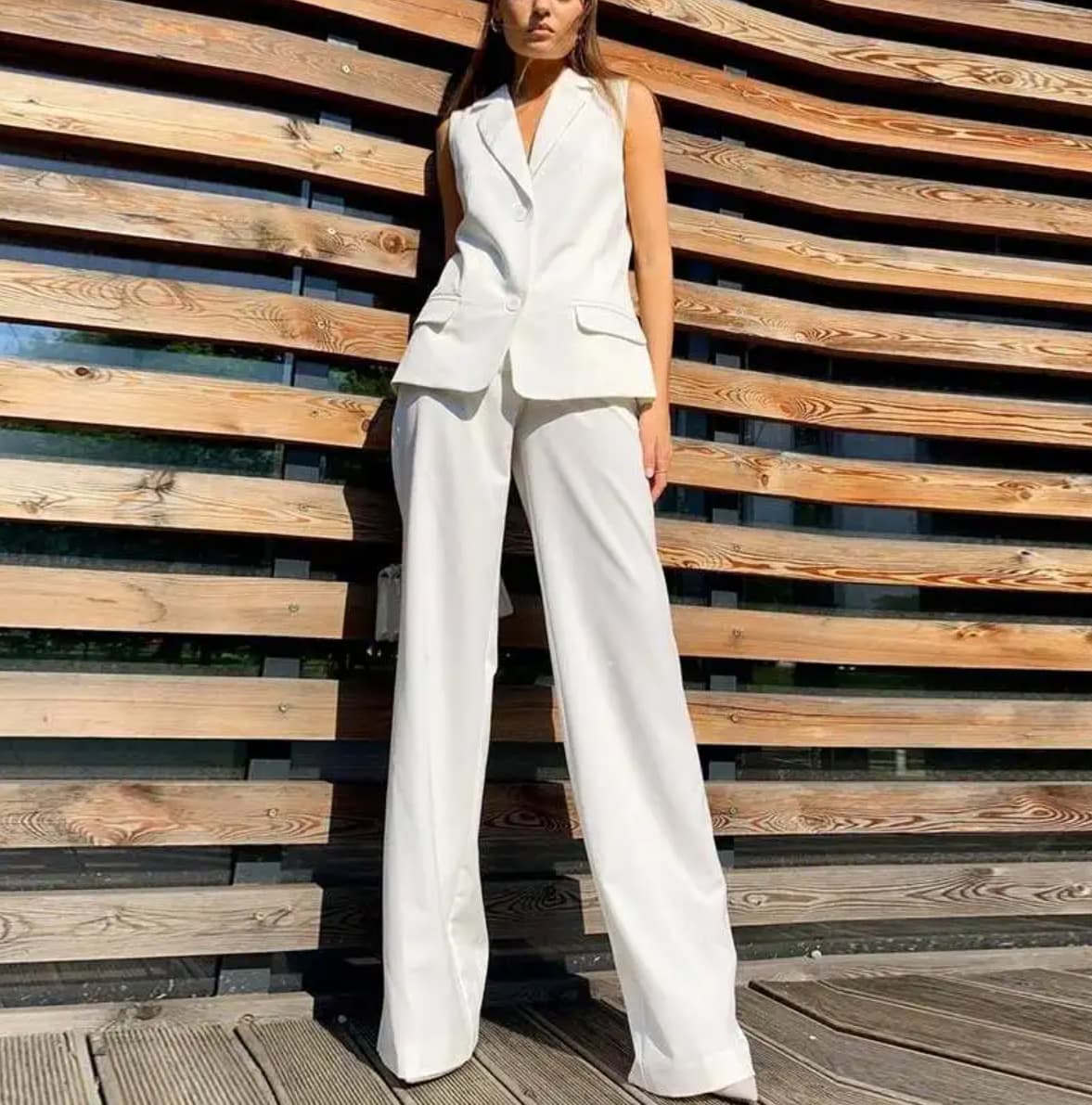 Conjunto casual con chaleco de solapa y pantalones acampanados