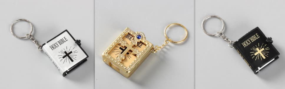 Llavero miniatura de biblia con diseño cristiano