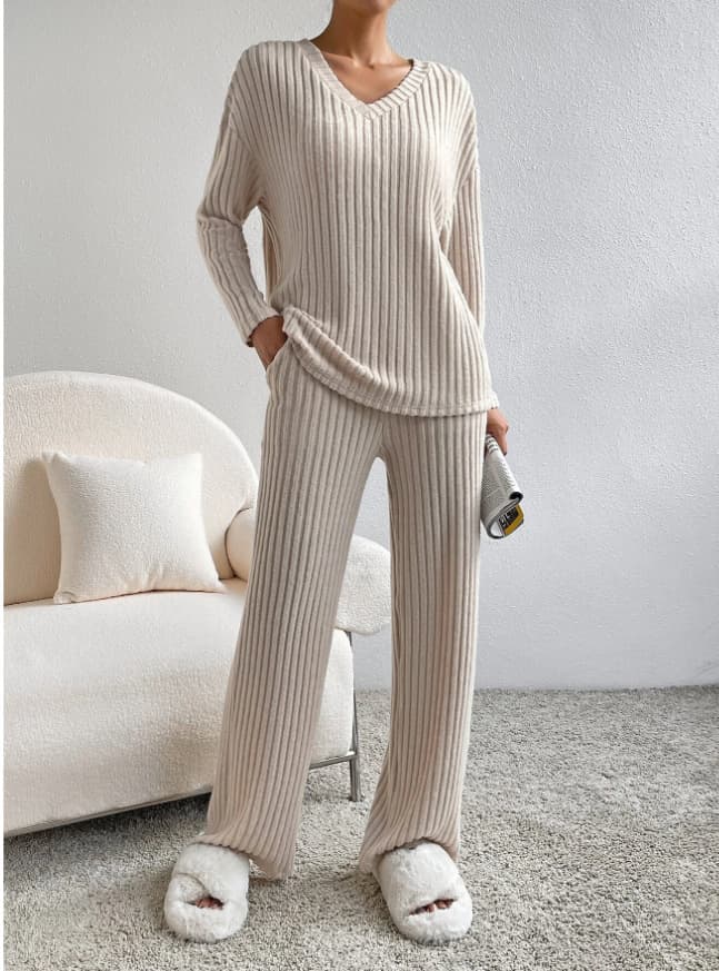 Traje para mujer con blusa cuello V y pantalón recto