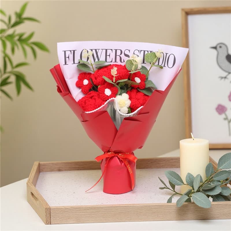 Ramo de flores tejidas a mano con rosas rojas y flores mixtas
