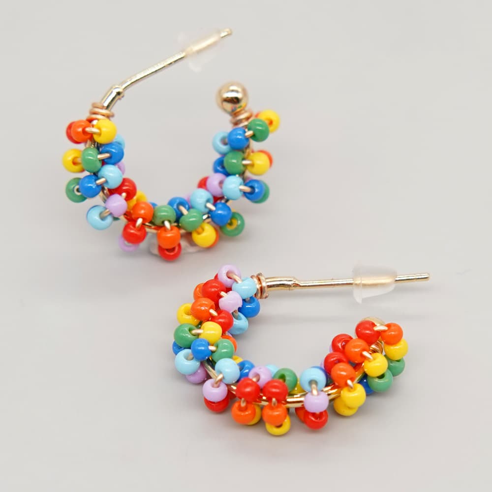 Aretes artesanales redondos de vidrio