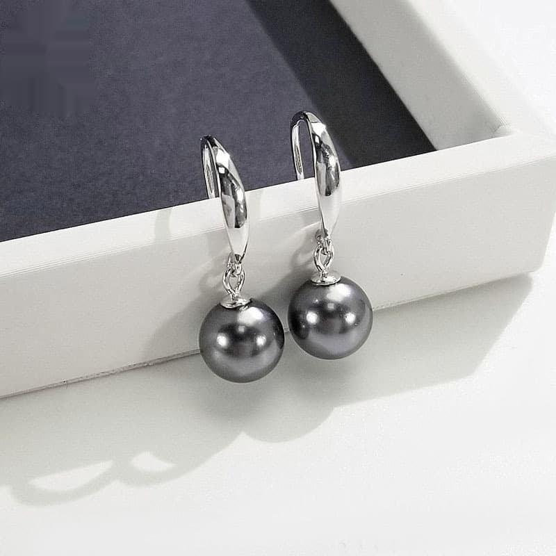 Aretes de plata con perlas en diseño geométrico