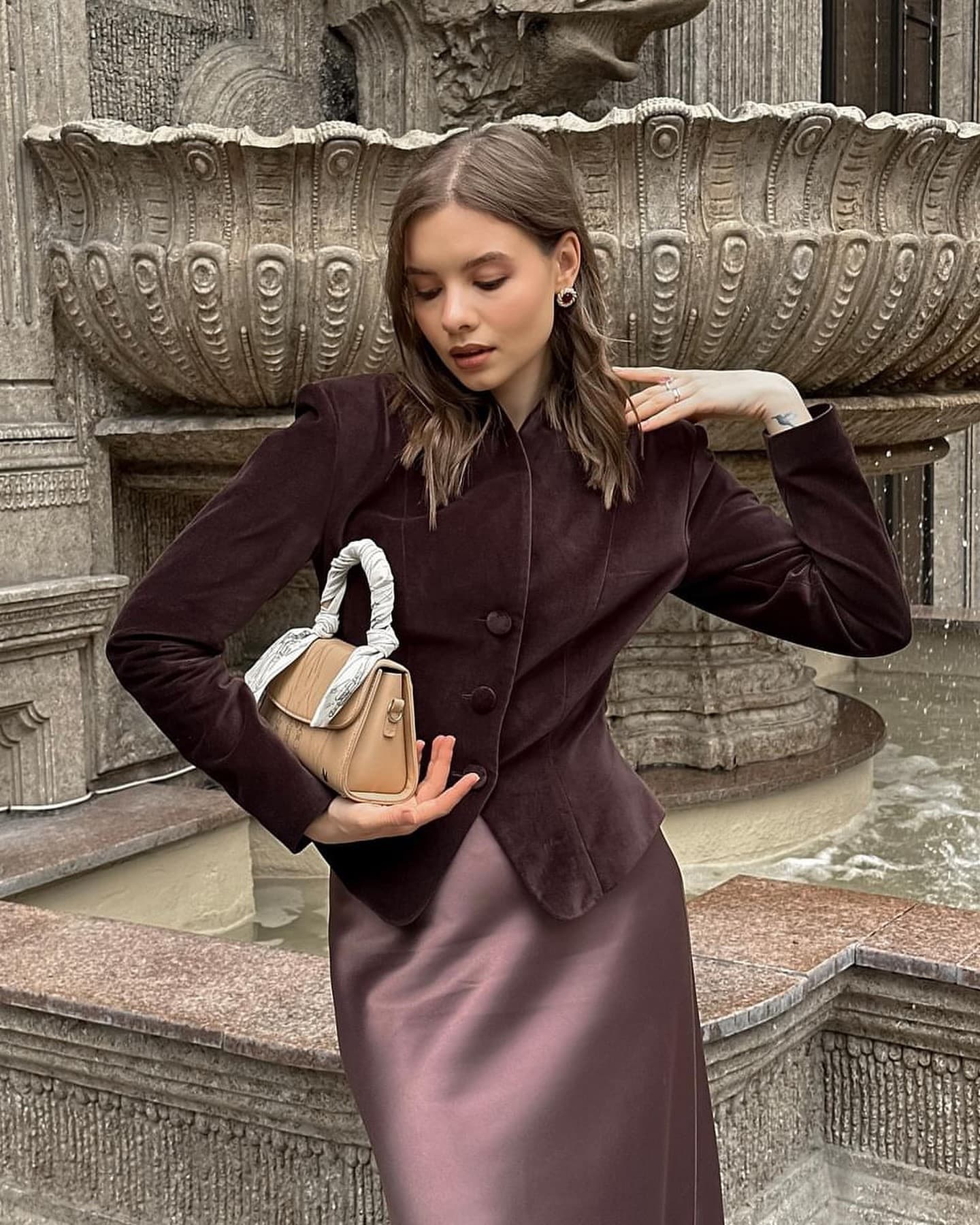 Chaqueta marron ajustada con cuello levantado