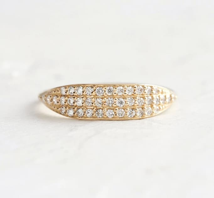 Anillo de aleación con diamantes forma flor dorado