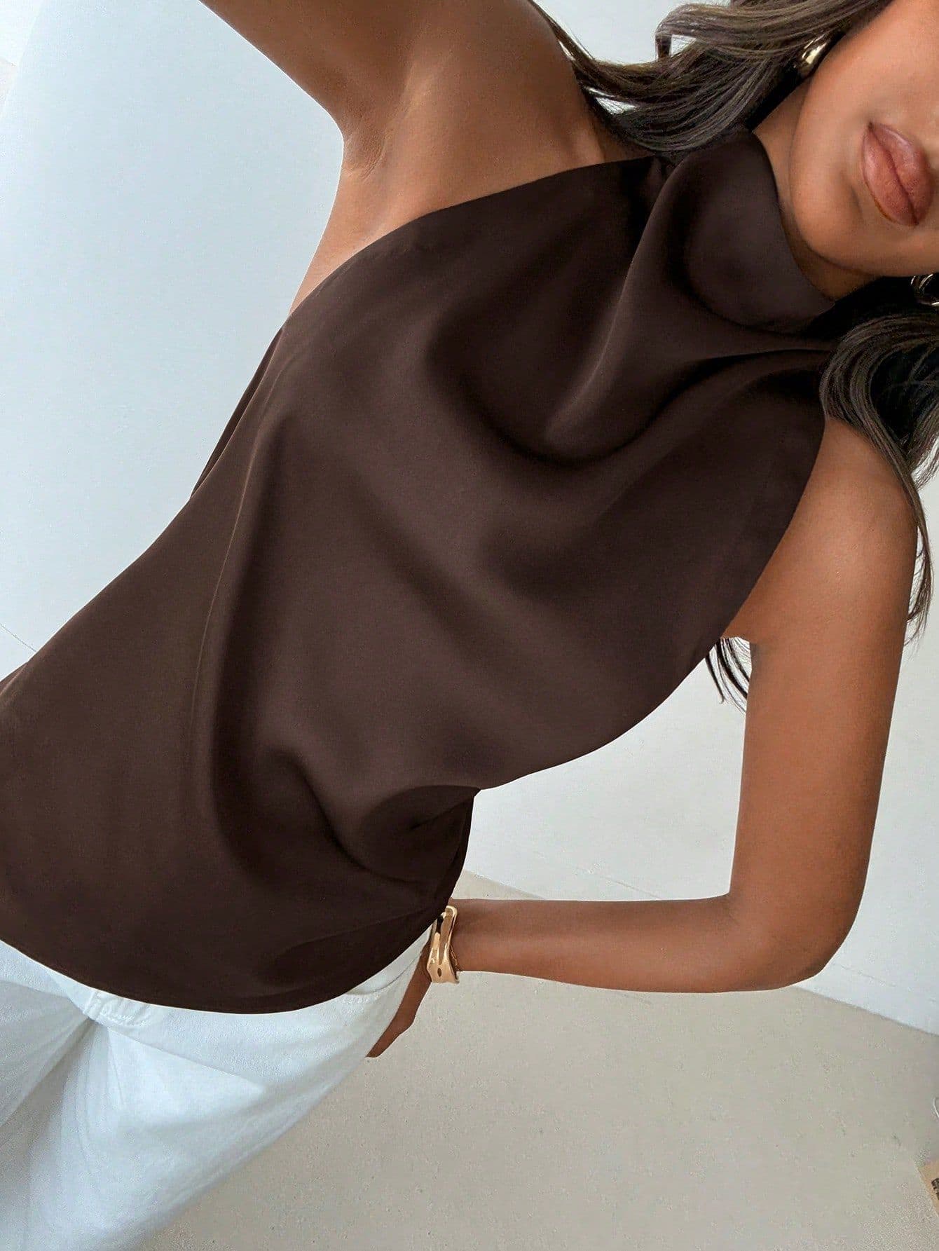 Top elegante de cuello alto para mujer