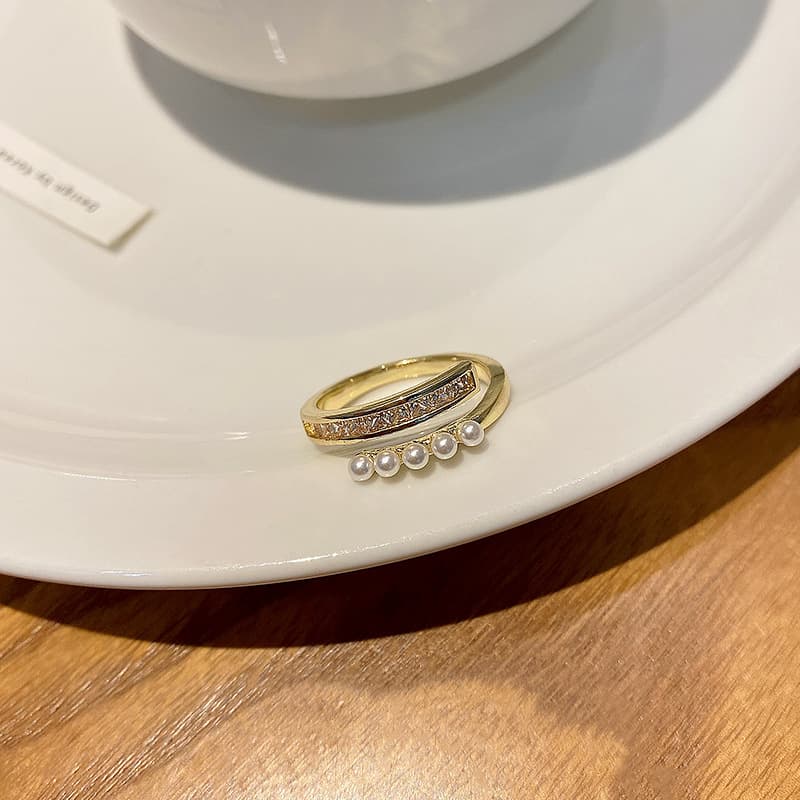 Anillo retro con zircones y perla ajustable