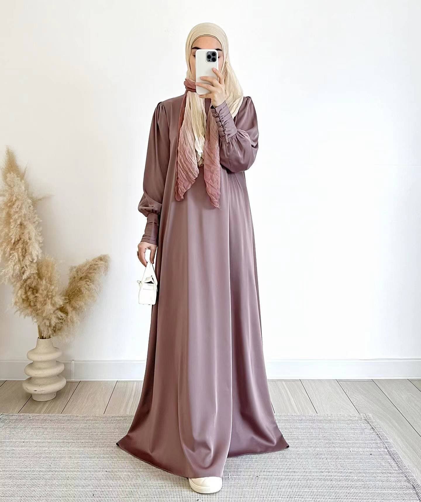 Vestido amplio de satén suave con mangas largas