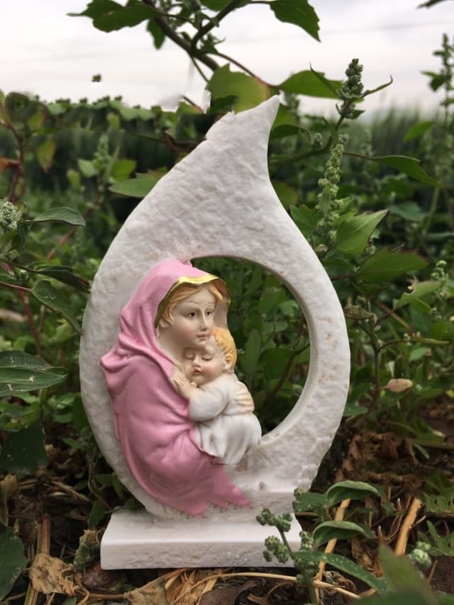 Ornamento religioso de resina pintado a mano