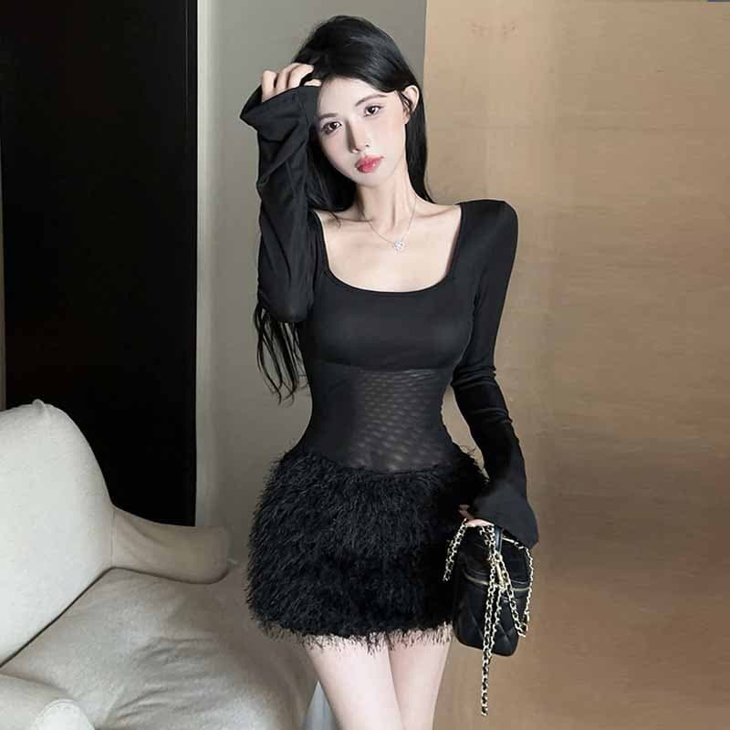 Vestido negro con cuello cuadrado y mangas largas