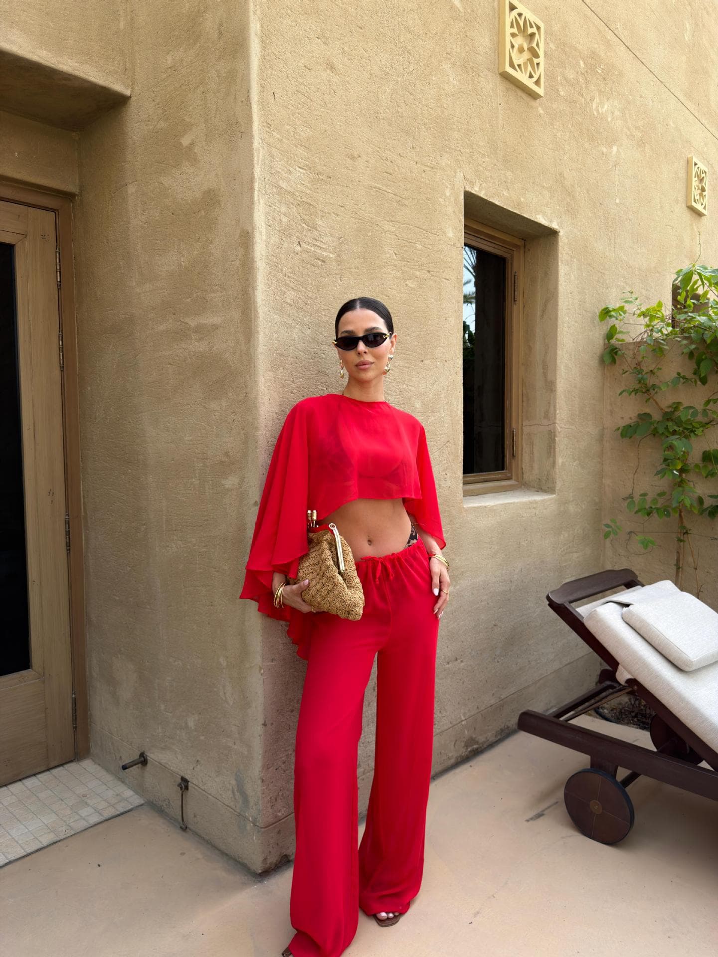 Conjunto de verano con top tipo capa y pantalones