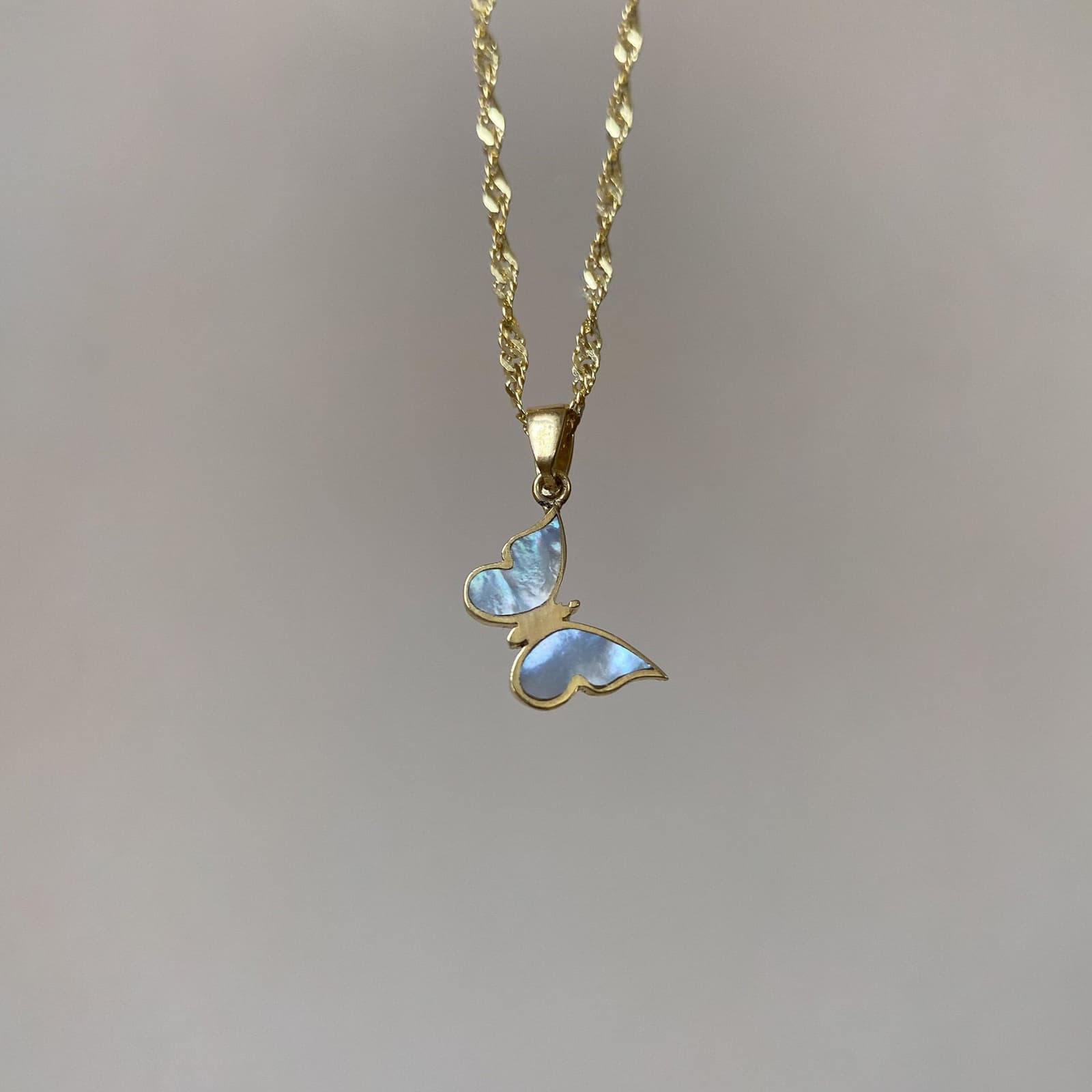 Collar mariposa chapado estilo retro con cadena ajustable
