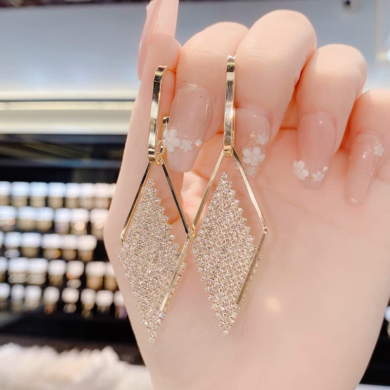 Aretes geométricos de cobre con acabado diamante