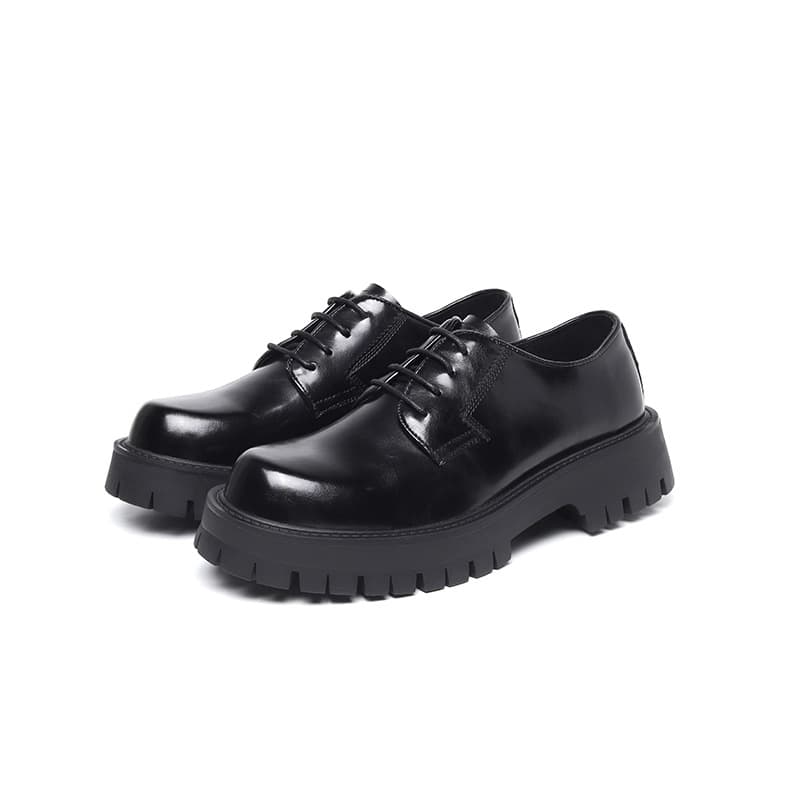 Zapatos de cuero negro con tacón grueso y suela elevada